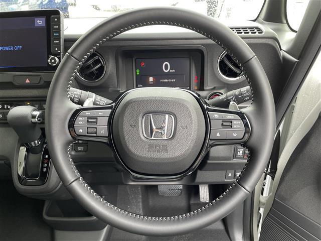 【ステアリング】軽い力で扱いやすいハンドルです。目立つ傷やスレなどなく綺麗な状態です！除菌プランいれていただくとさらに快適に！清潔なお車はお子様にも安心ですね！