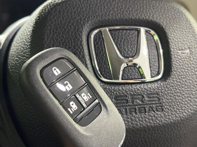 【Hondaスマートキー】カバンやポケットに入れたままでもドアの施錠・解錠が可能なスマートキーを装備。エンジンのオン・オフ時もカギを取り出す必要が無いからとっても便利です♪