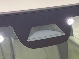 【ホンダセンシング】走行中に前方の車両等を認識し、衝突しそうな時は警報とブレーキで衝突回避と被害軽減をアシスト。より安全にドライブをお楽しみいただけます。