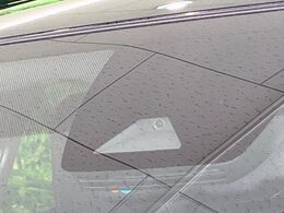 【トヨタセーフティセンス】走行中に前方の車両等を認識し、衝突しそうな時は警報とブレーキで衝突回避と被害軽減をアシスト。より安全にドライブをお楽しみいただけます。