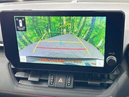 【バックカメラ】駐車時に後方がリアルタイム映像で確認できます。大型商業施設や立体駐車場での駐車時や、夜間のバック時に大活躍！運転スキルに関わらず、今や必須となった装備のひとつです！