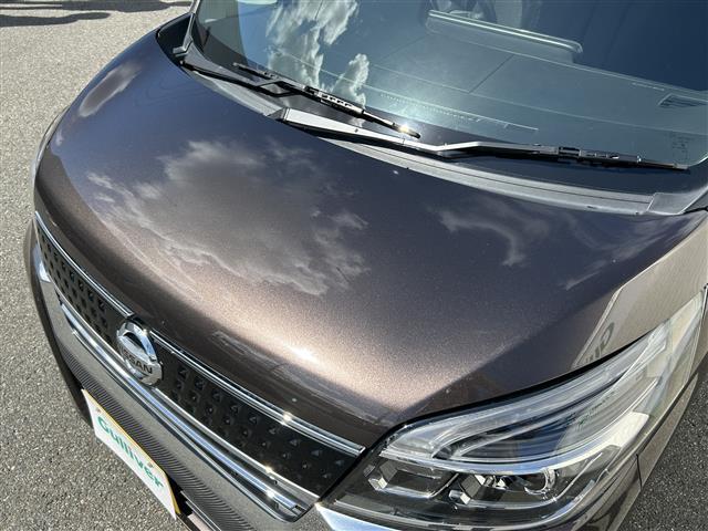 【ヘッドライト】悪天候や夜間走行時も良好な視界を確保し安心して運転できる高輝度LEDヘッドライトを装備！点灯速度が早く、消費電力も抑えられています。