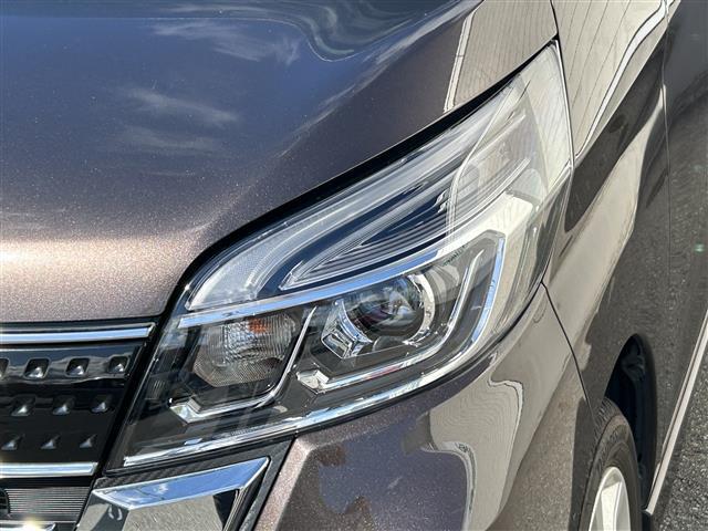 【ヘッドライト】悪天候や夜間走行時も良好な視界を確保し安心して運転できる高輝度LEDヘッドライトを装備！点灯速度が早く、消費電力も抑えられています。