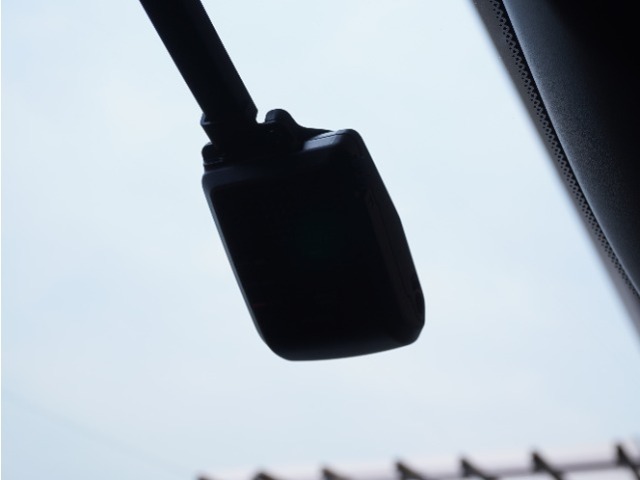 ◆ドライブレコーダー◆映像・音声などを記録する自動車用の装置です。　もしもの事故の際の記録はもちろん、旅行の際の思い出としてドライブの映像を楽しむことができます。
