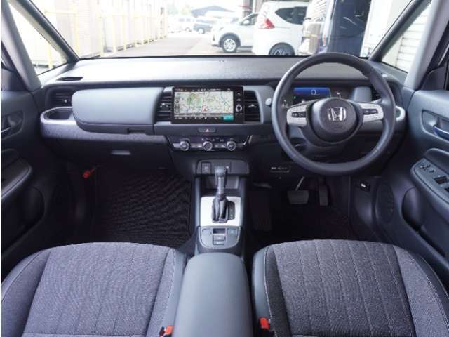 視界広々で非常に運転しやすくロングドライブでも疲れを感じさせないすっきりとまとまったインパネ周りです。
