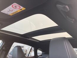 【パノラマルーフ】大型のガラスルーフ搭載で車内の解放感が一気にアップ！開放的なドライブをお楽しみいただけます。