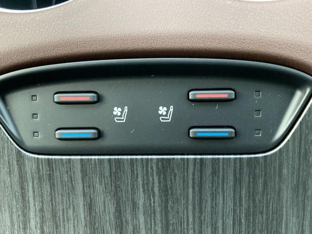 【シートベンチレーション】夏場は涼しい風でお尻や背中の熱やムレを防ぎ、冬はエアコンよりも早く温まってポカポカに！季節を問わず快適に過ごせます。