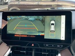 【パノラミックビューモニター】専用のカメラにより、上から見下ろしたような視点で360度クルマの周囲を確認することができます☆死角部分も確認しやすく、狭い場所での切り返しや駐車もスムーズに行えます。