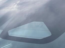 【プリクラッシュセーフティ】前方の車両等を検知し、衝突しそうな時は警報で注意を促し、ブレーキを踏む力をサポート。ブレーキを踏めなかった場合は衝突被害軽減ブレーキが作動、衝突回避をサポートします。