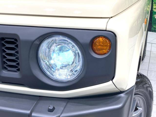 【LEDヘッドライト】悪天候や夜間走行時も良好な視界を確保し安心して運転できる高輝度LEDヘッドライトを装備！点灯速度が早く、消費電力も抑えられています。