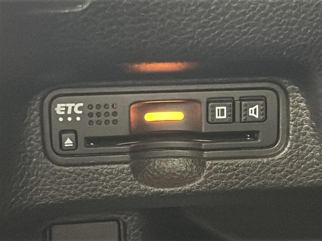 【ETC】有料道路を利用する際に料金所で停止することなく通過できる、ETC車載器（ノンストップ自動料金収受システム機器）が装備されています。セットアップを行うことで利用可能になります。