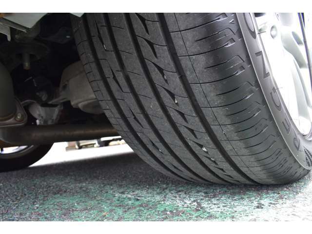 リアタイヤは245/45-18　2023年製BSレグノが装着。タイヤの山は7分山近く残っております。
