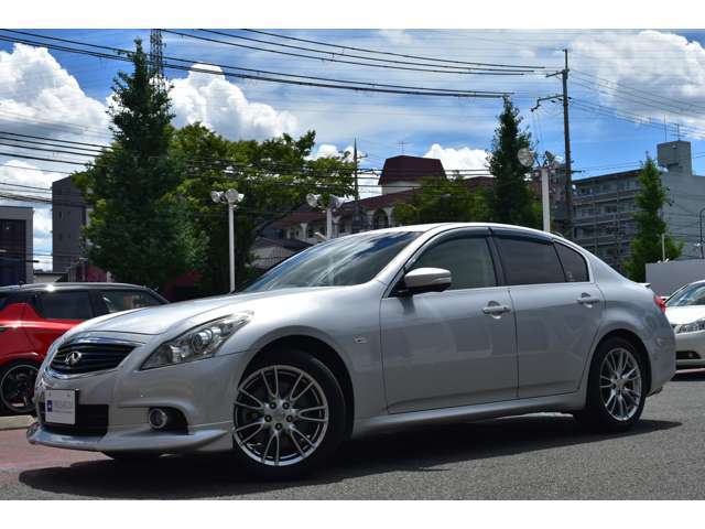 スカイライン370GTタイプSの入庫！流麗で上品なエクステリアデザインにオプションスポイラーでよりスポーティーな一台。。。ボディラインをきれいに映し出すブリリアントシルバーのボディカラー。