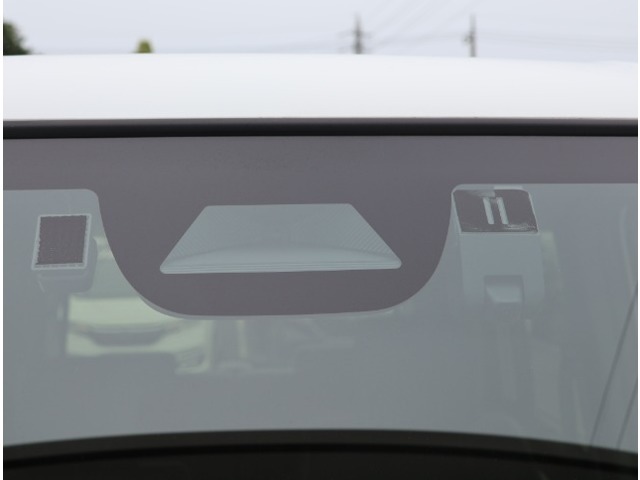 ホンダセンシング機能を支えているフロントカメラ（ドライブレコーダーではございません）！道路状況等を検知してドライバーの安全運転をサポート！※能力には限界がありますので過信せず安全運転をお願いします！