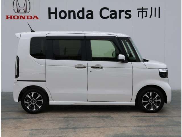 後ろが両側スライドドア(両側とも電動タイプ)です！スライドドアのお車ですと、狭いスペースでも乗り降りしやすいです。
