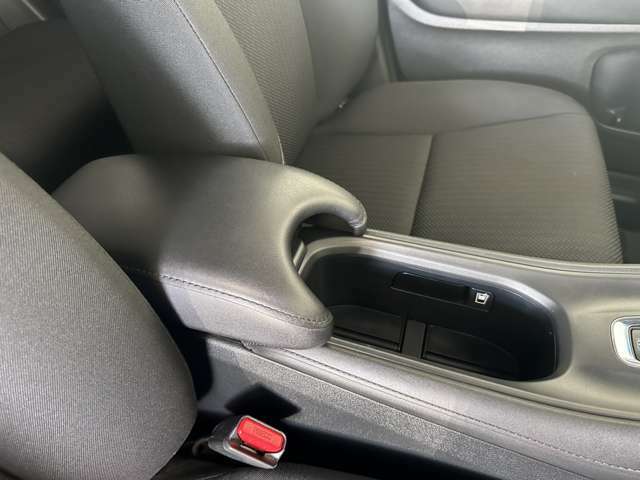 運転席と助手席の間にアームレストコンソールがございます。