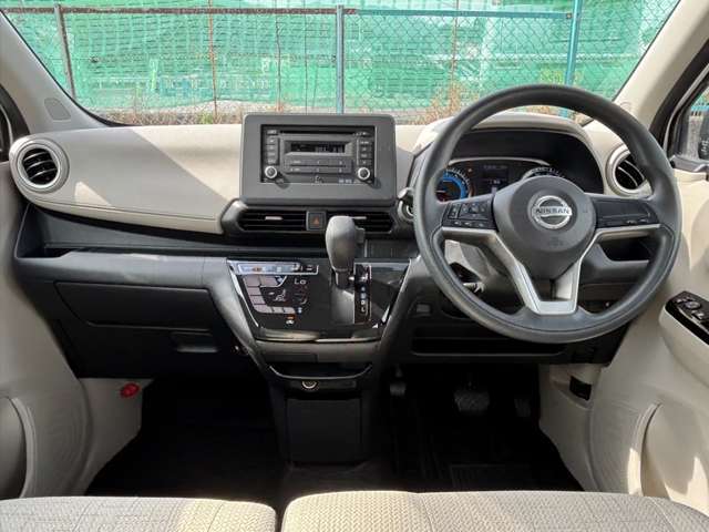 運転席席内装の全体像です、細部まで上質なインパネ周りはこのように機能的にまとまっています。
