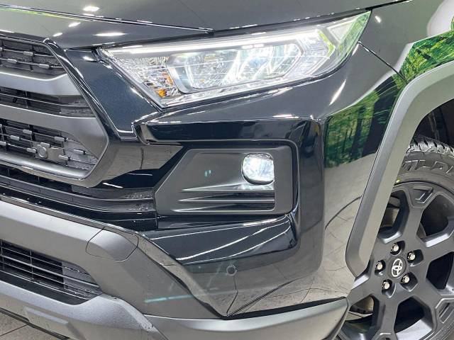 【LEDヘッドライト】悪天候や夜間走行時も良好な視界を確保し安心して運転できる高輝度LEDヘッドライトを装備！点灯速度が早く、消費電力も抑えられています。