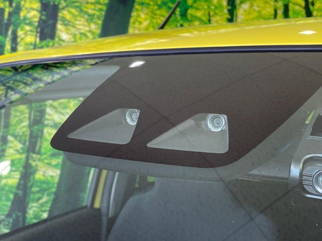 【スマートアシスト】走行中に前方の車両等を認識し、衝突しそうな時は警報とブレーキで衝突回避と被害軽減をアシスト。より安全にドライブをお楽しみいただけます。