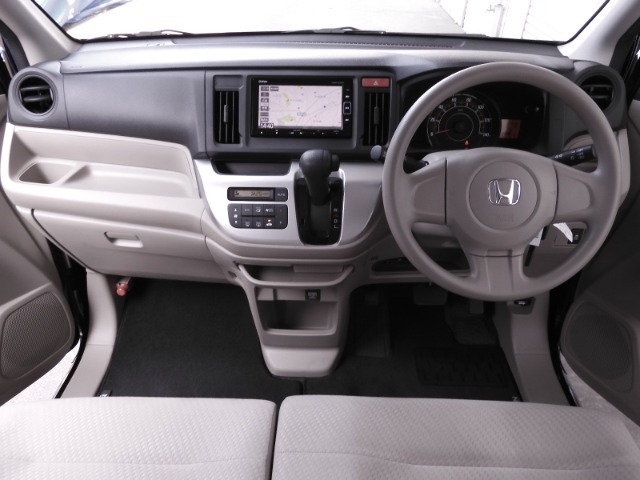 視界広々で非常に運転しやすくロングドライブでも疲れを感じさせないすっきりとまとまったインパネ周りです。