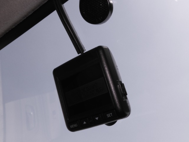 ◆ドライブレコーダー◆映像・音声などを記録する自動車用の装置です。　もしもの事故の際の記録はもちろん、旅行の際の思い出としてドライブの映像を楽しむことができます。