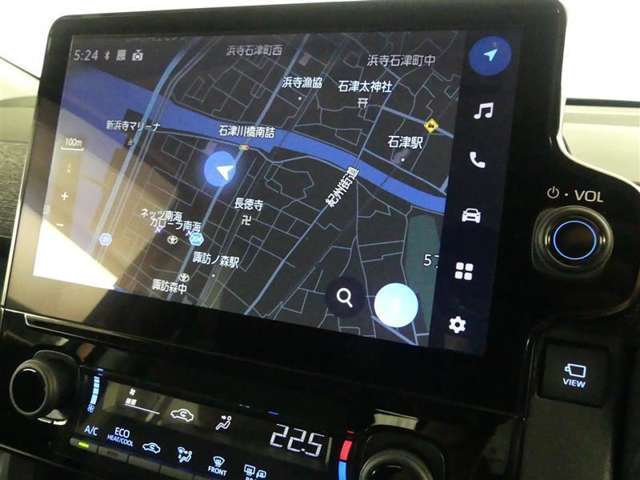 純正ナビを装備。タッチパネル式で使いやすく、お出かけもラクラクです。