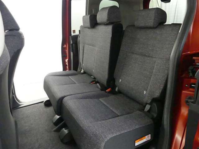 ゆとりある広々とした車内空間は、ドライブを始め買い物やレジャーなど、幅広く活躍します。一人でもみんなとでもお出かけを楽しみましょう！