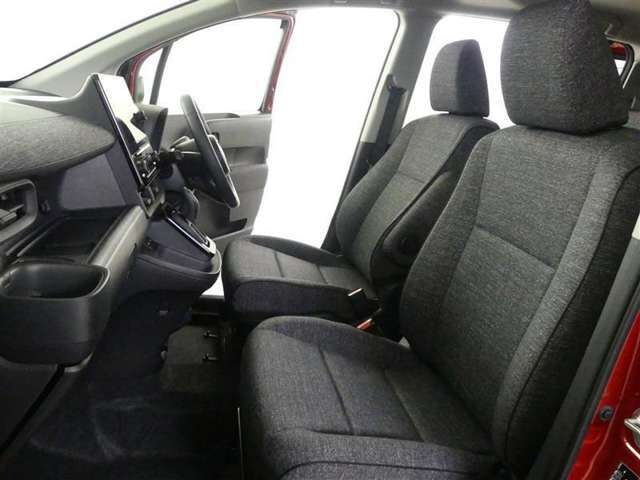 高いホールド性で運転姿勢が安定します。長距離ドライブでも疲れにくいのが魅力です。快適なドライビングライフをお送りください♪
