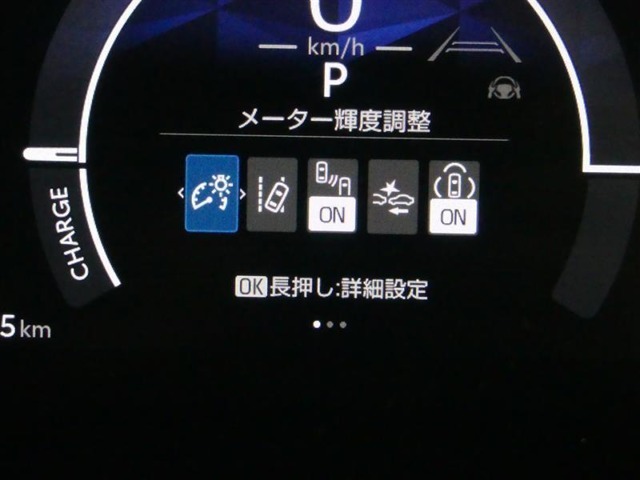 とっても見やすいメーターです。夜間時はラグジュアリーな気分にさせてくれる照明が魅力ですので、夜のドライブも楽しみになりますよ♪