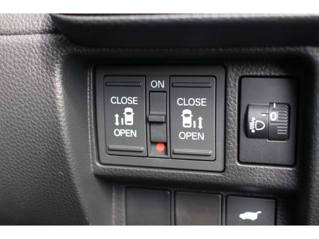 リアは両側パワースライドドアで、開閉には運転席のスイッチ、またはスライドドアのドアハンドルを少し引くだけで自動開閉します。