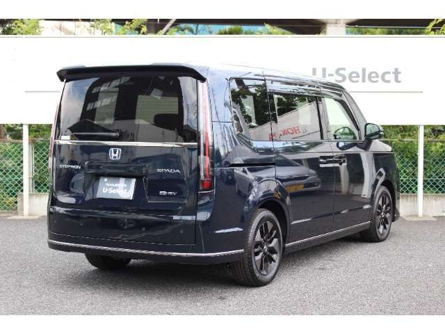 走行中に発生する車体のゆがみや微振動を減衰させる「パフォーマンスダンパー」をHondaのミニバンとして初めて採用。上質な乗り心地と安定性、優れた運動性能を感じられます。