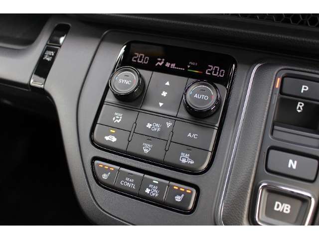 フルオートエアコンを装備。車内の温度設定だけでなくPM2.5にも対応した高性能集塵フィルターも装備しており車内はいつも快適空間♪