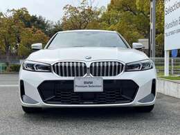 【キドニーグリル】BMWは約90年もの間、ほぼ全ての車両にひと目でBMWだと分かるこの特徴的なフロントグリルが備えられ、デザイン・アイコンとして親しまれてきました。