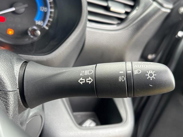 オートライト搭載なので暗くなると自動でライトが付いて便利です！対向車への視認性も向上するので安全面もUPしますね♪