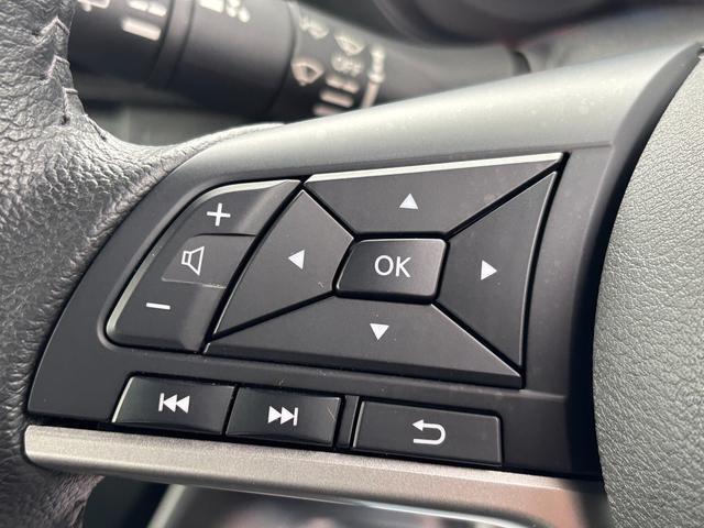 ステアリングには様々なスイッチが付いておりますので運転しながらの操作も楽ちんです！