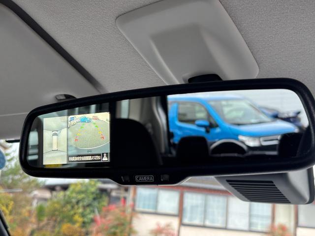 駐車する際、見通しの悪い場所や狭い道での運転を行いやすく、合計4ヶ所に設置したカメラの映像を合成・処理をして、真上から見ているような映像を映し出してくれます。