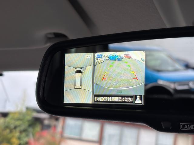 駐車する際、見通しの悪い場所や狭い道での運転を行いやすく、合計4ヶ所に設置したカメラの映像を合成・処理をして、真上から見ているような映像を映し出してくれます。