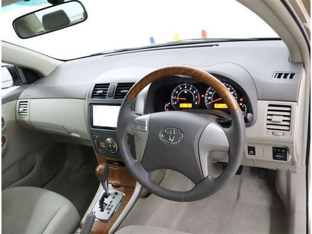 運転席からの視界は良好で、操作パネル、スイッチは扱い良く配列されております。