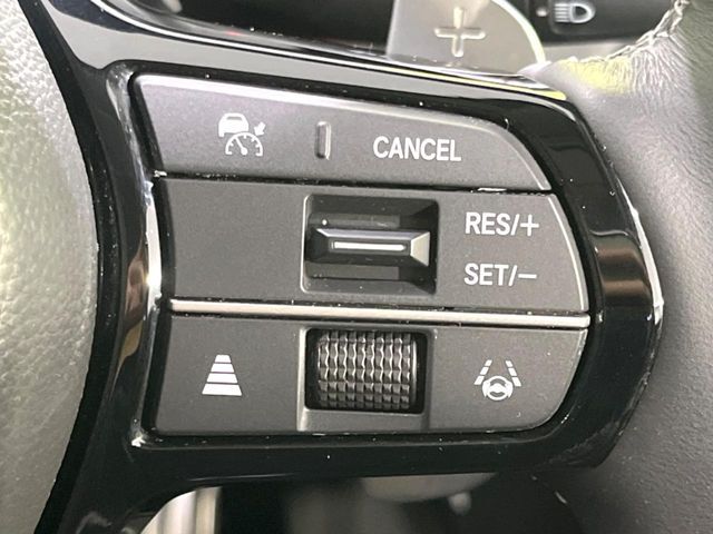 【アダプティブクルーズコントロール】高速道路での長距離走行が楽に！！自動で速度を保つクルーズコントロールが、衝突軽減システムと連携し、前方の車両を感知して車間を保つように速度調節してくれます！！