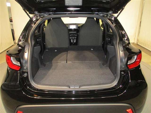 シートを倒すと広々とした荷物スペースに☆