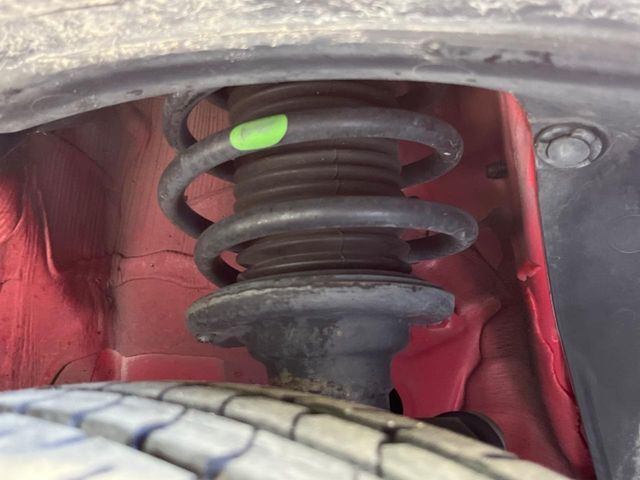 お車を安心してお乗りいただく為には、足回りの定期点検が欠かせません。サービスサポート（有償保証）では無料点検もご提供しており、安心のカーライフをお過ごしいただけるサポート体制が整っています。
