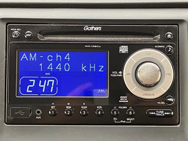 ラジオ・CDの他、USB接続で音楽が聴けるチューナー付属しています。