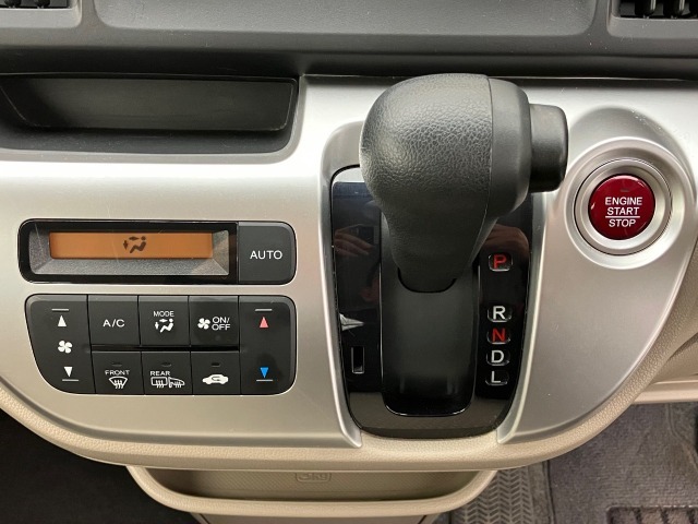 インパネシフトで足元広々です♪エアコン等のスイッチも操作しやすい仕様です(^^♪