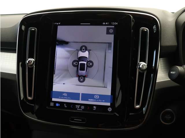 リアカメラによる後方の確認だけでなく、真上から見下ろすバードアイ映像を映し出す360度ビューカメラで、自車周辺の詳細な状況を確認できます。見通しが悪く狭い場所で車を取り回す際には心強い味方となります。