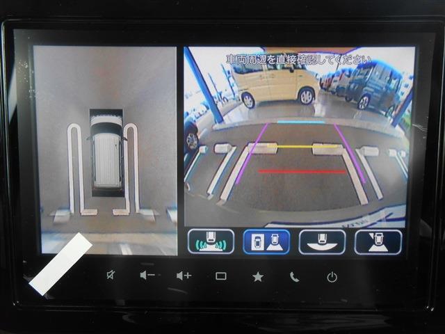 車の前後左右にカメラが設置されており、車を真上から見たような映像を映し出してくれます。