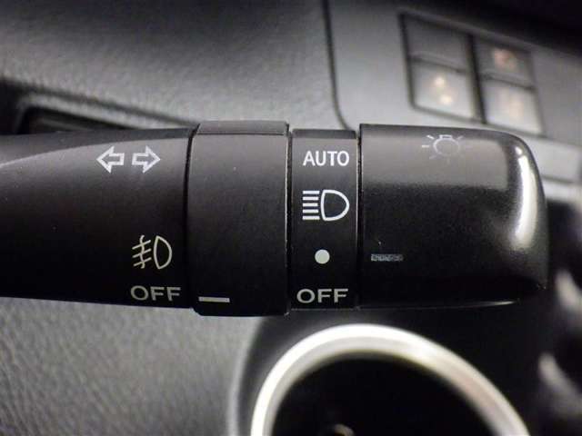 【オートライト】車外の明るさに応じて、自動的にライトの点灯・消灯をしてくれます。