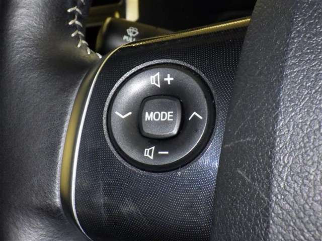 ステアリングスイッチ装備！運転しながら手元でオーディオの操作などができます。