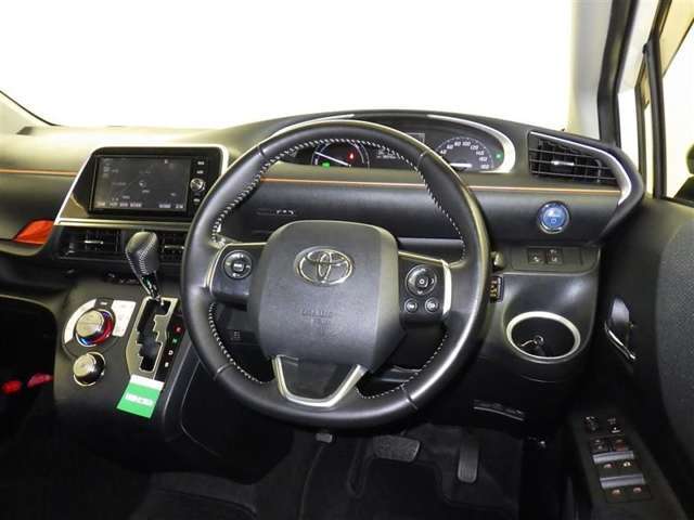 運転の際、常に目にする部分だけにシックで飽きのこないデザインが良いですね。