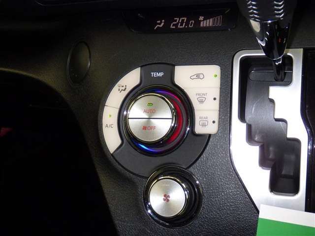 【オートエアコン】お好みの温度に設定して頂くと、車内の温度を自動調整♪快適にクルマの中を過ごして頂けます。