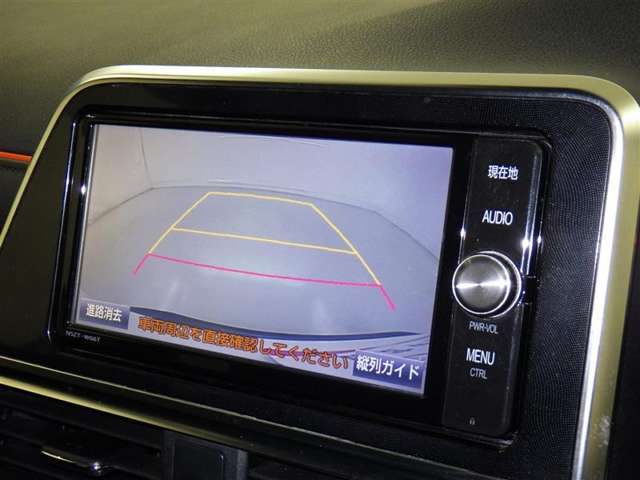 バックモニターも装備しております。バックギアに入れるとナビ画面に車の後方が映し出されます。これで後方確認も安心！